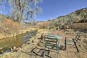 Outdoor dining - Mom's Place in Jemez - 1 Mi to Hot Spring (Jemez Springs)