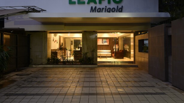 Entrada de un hotel con un cartel que dice "HOTEL LEAFIO Marigold".