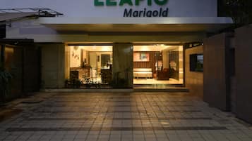 Bagian depan properti - sore/malam