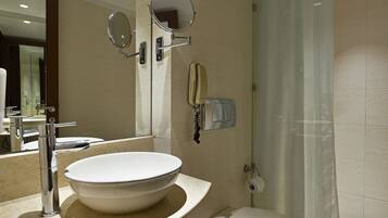 Shower, free toiletries, towels