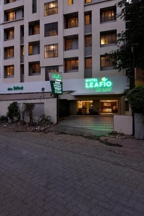 Hotel LEAFIO Marigold amb un cartell i l'entrada.
