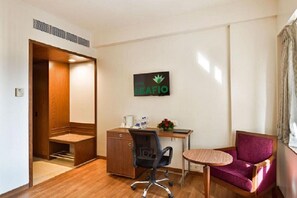 Minibar, in-room safe, desk, blackout curtains - Hotel Leafio Marigold Marol (Mumbai)