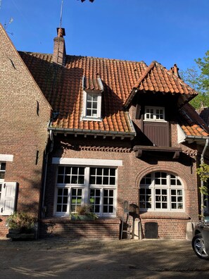 A traditional brick building with a tiled roof, multiple windows, and a chimney. - Le Pigeonnier (Croix)