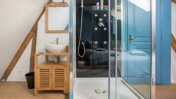 Douche, douche à « effet pluie », articles de toilette gratuits