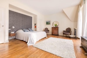 Grand Double Room, 1 King Bed | 1 bedroom, premium bedding, individually decorated - Le Pigeonnier (Croix)