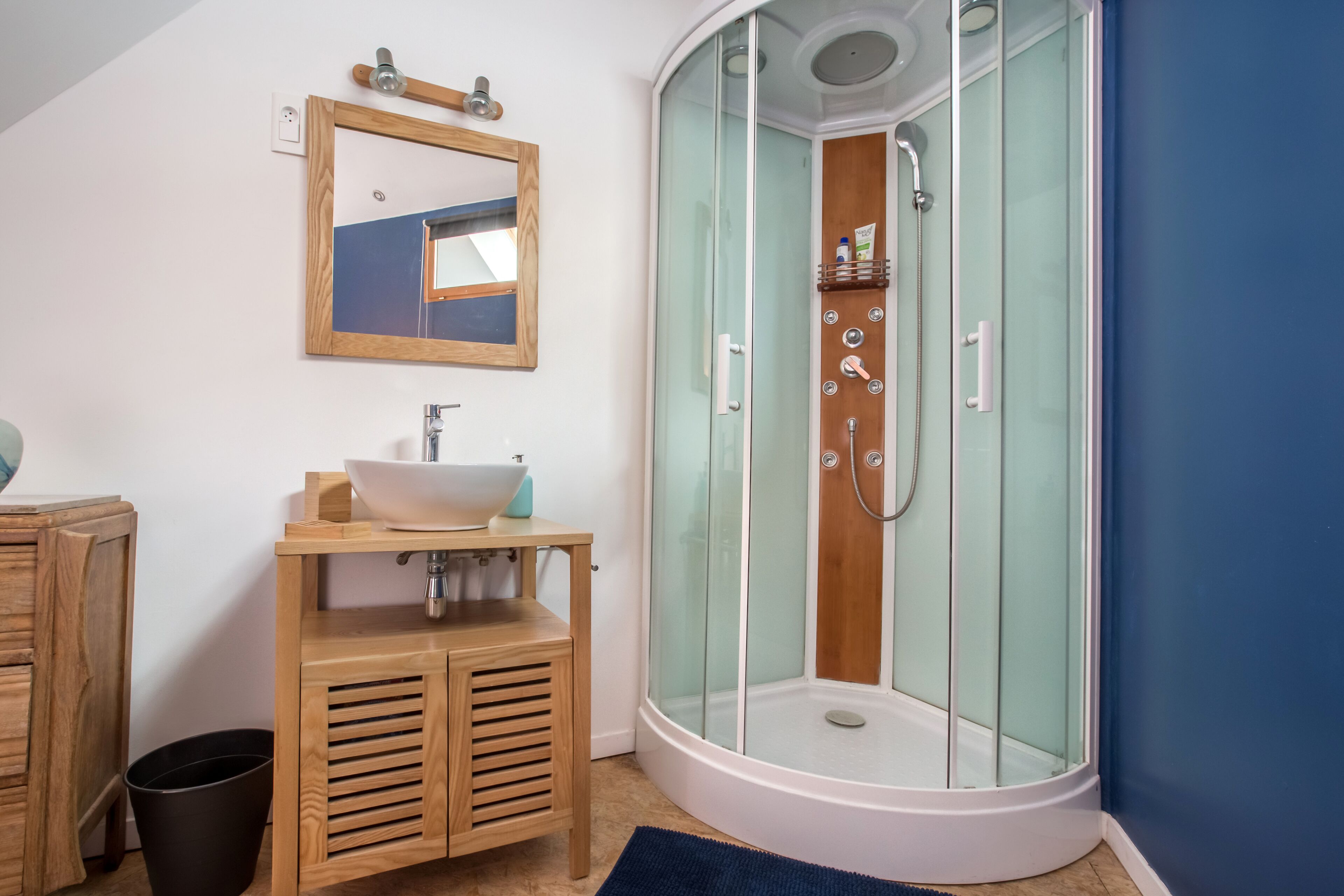 Douche, douche à « effet pluie », articles de toilette gratuits