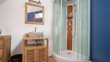 Chuveiro, chuveiro com efeito de chuva, produtos de toalete grátis