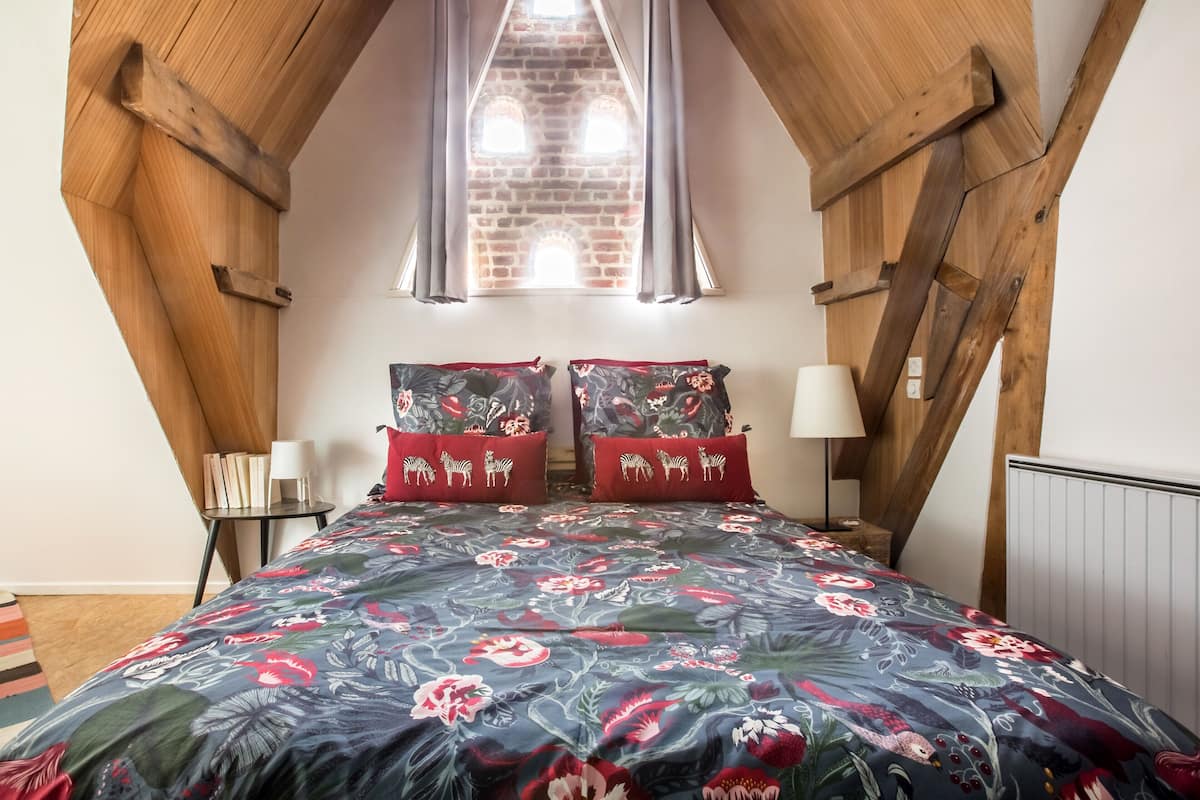 1 bedroom, premium bedding, laptop workspace, soundproofing