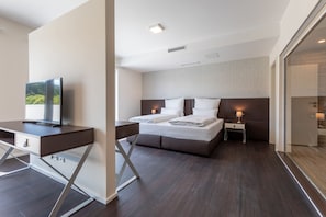 Luxe beddengoed, een minibar, een kluis op de kamer, een bureau