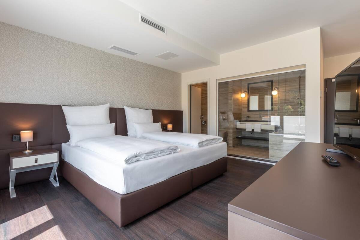 1 bedroom, premium bedding, minibar, in-room safe