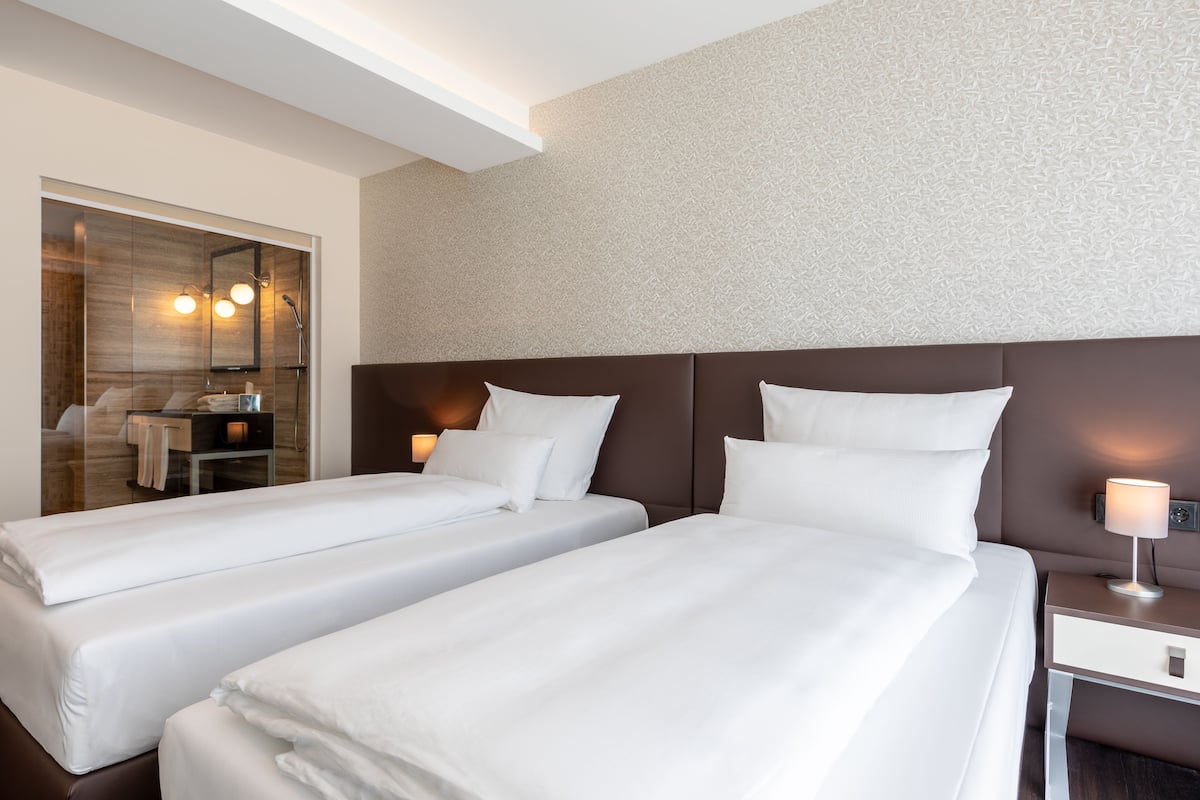 Habitación estándar con 2 camas individuales | Ropa de cama de alta calidad y minibar