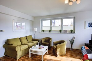 Apartamento clásico | Zona de estar | Una televisión de pantalla plana