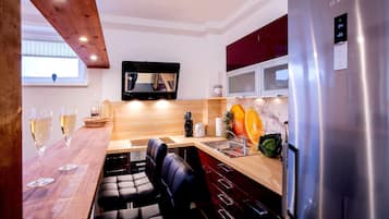 Standard Apartment | Private kitchen | Full-size fridge, microwave, oven, stovetop
