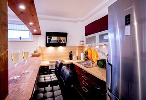 Apartamento estándar | Cocina privada | Frigorífico grande, microondas, horno y placa de cocina