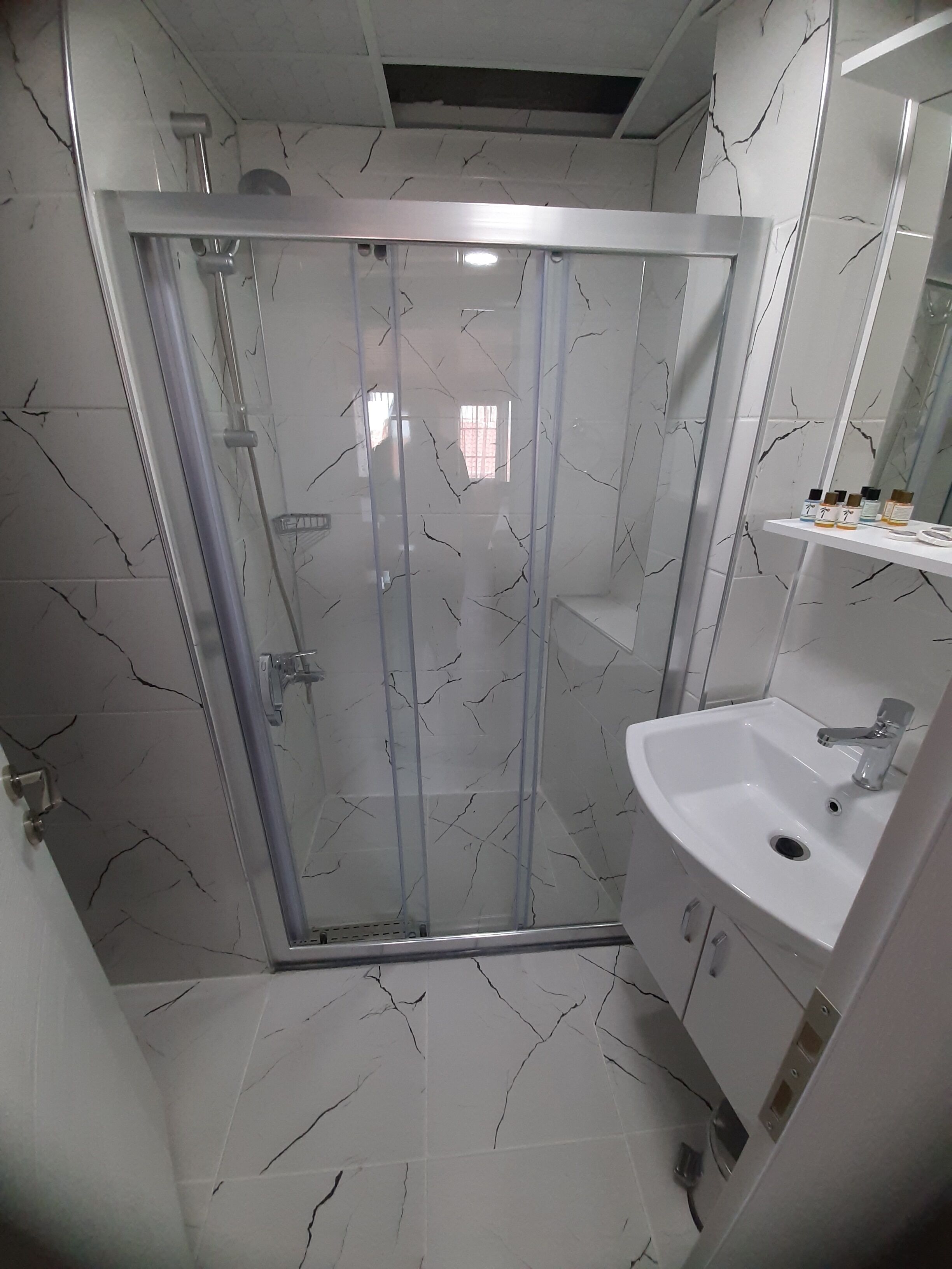 standard triple room | bathroom | shower, free toiletries, hair dryer, towels