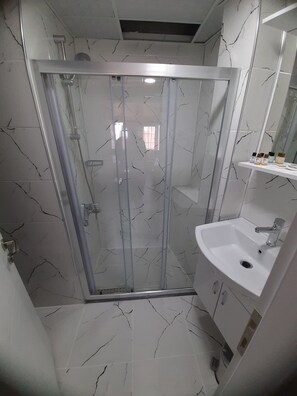 Standard Triple Room | Bathroom | Shower, free toiletries, hair dryer, towels - Bozcaada Lara Hotel (Bozcaada)