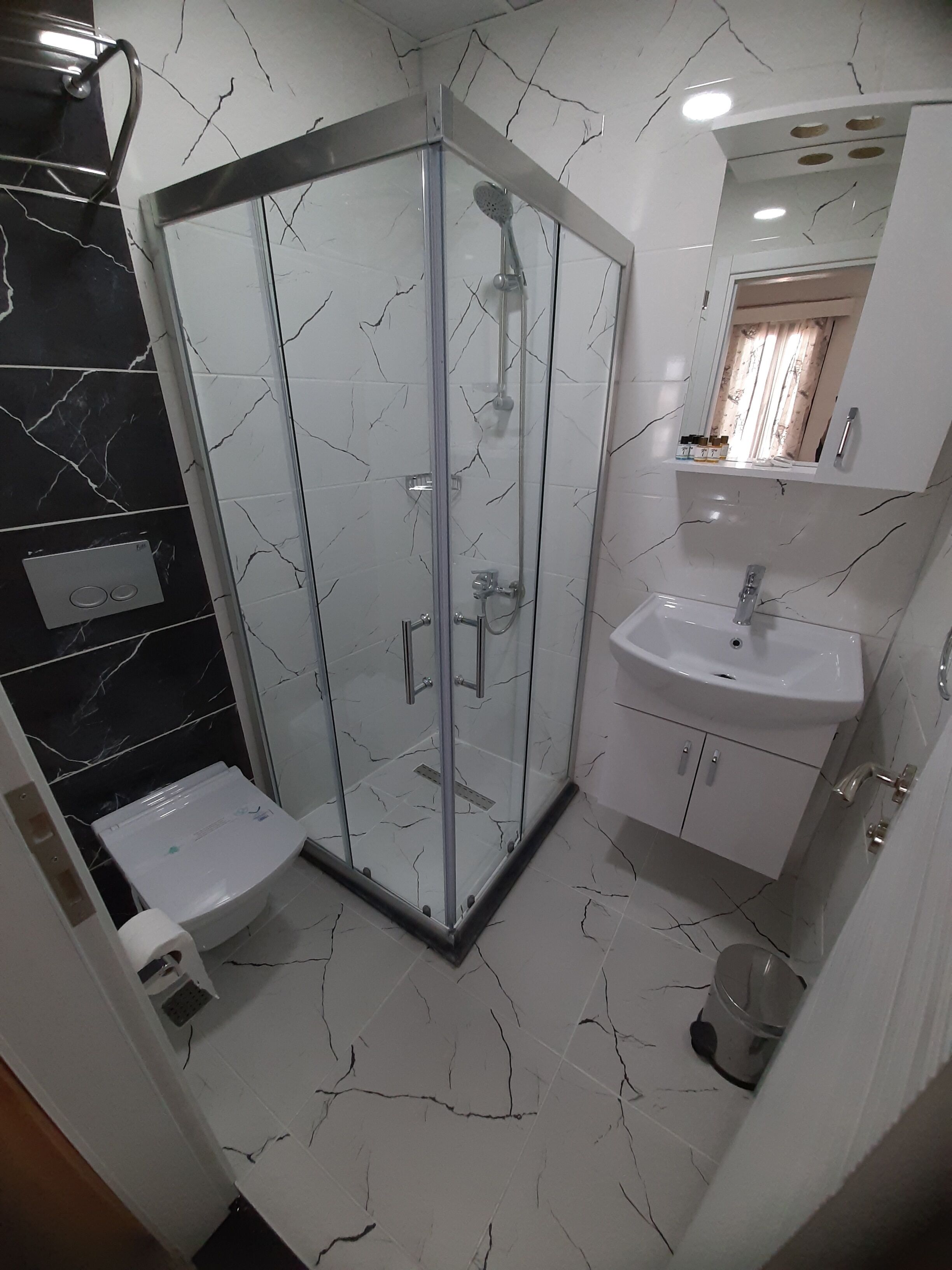 standard triple room, castle and harbor view | bathroom | shower, free toiletries, hair dryer, towels