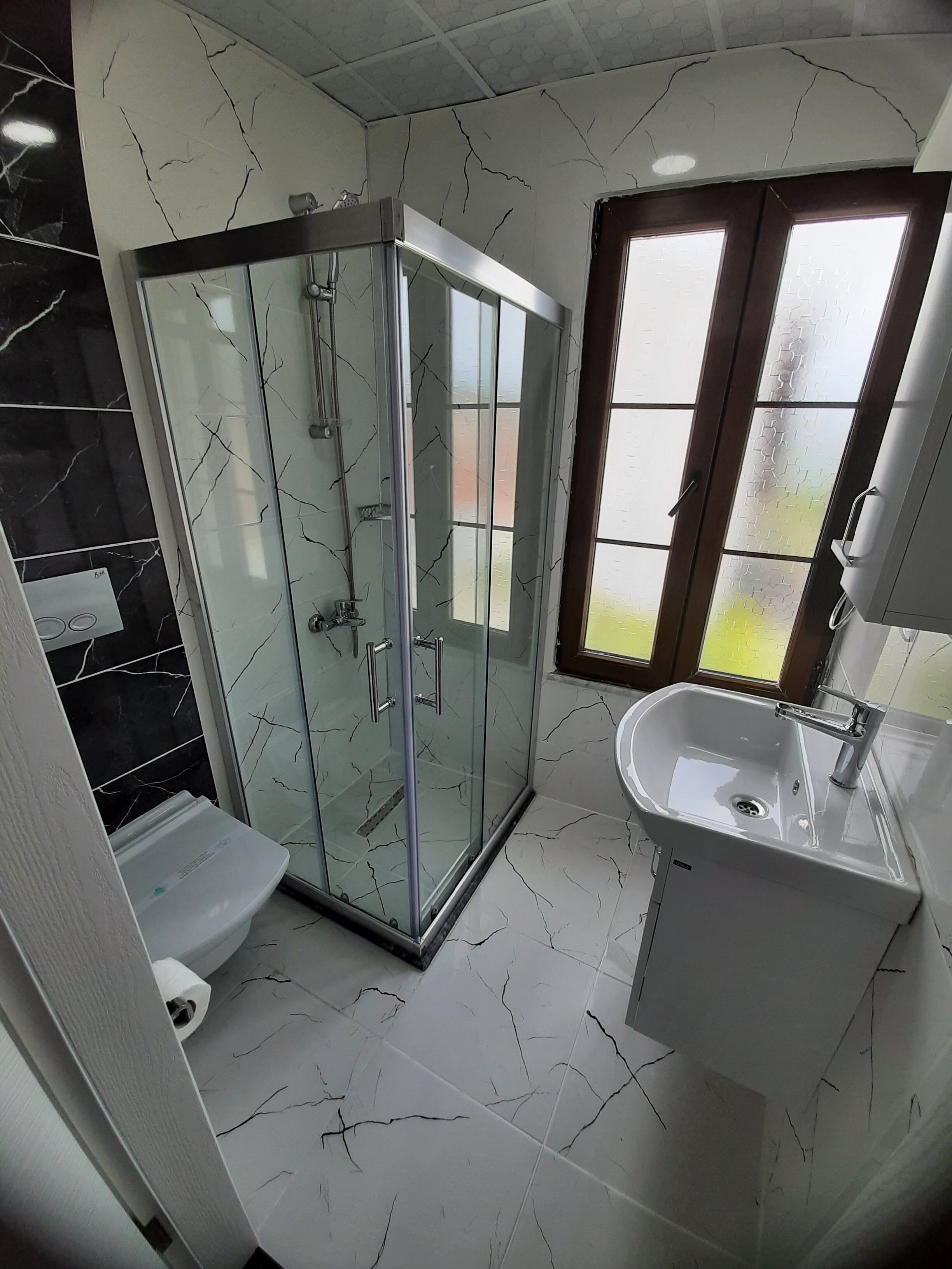 standard triple room, castle and harbor view | bathroom | shower, free toiletries, hair dryer, towels