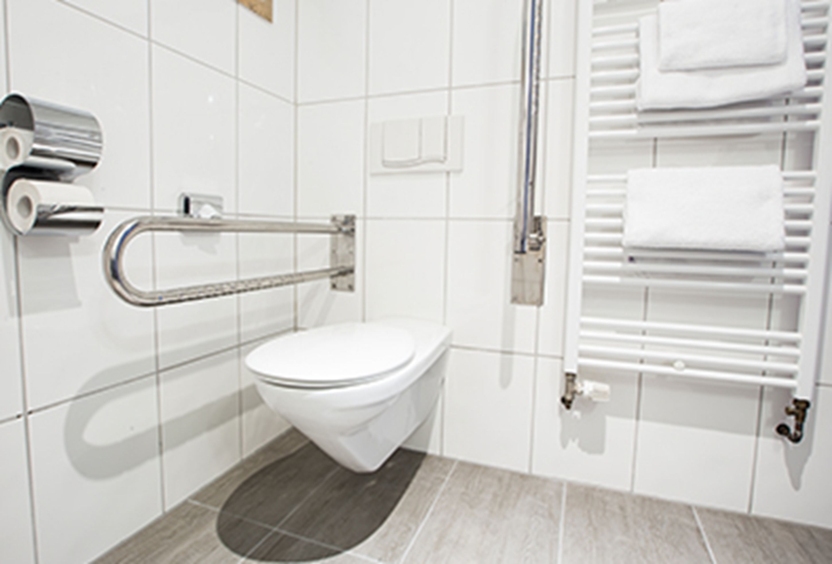 double room, accessible | bathroom | shower, free toiletries, hair dryer, towels