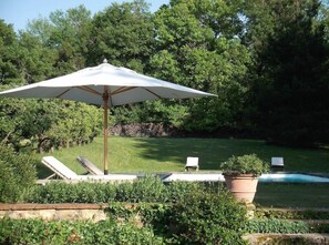 Piscine extérieure en saison, parasols, chaises longues