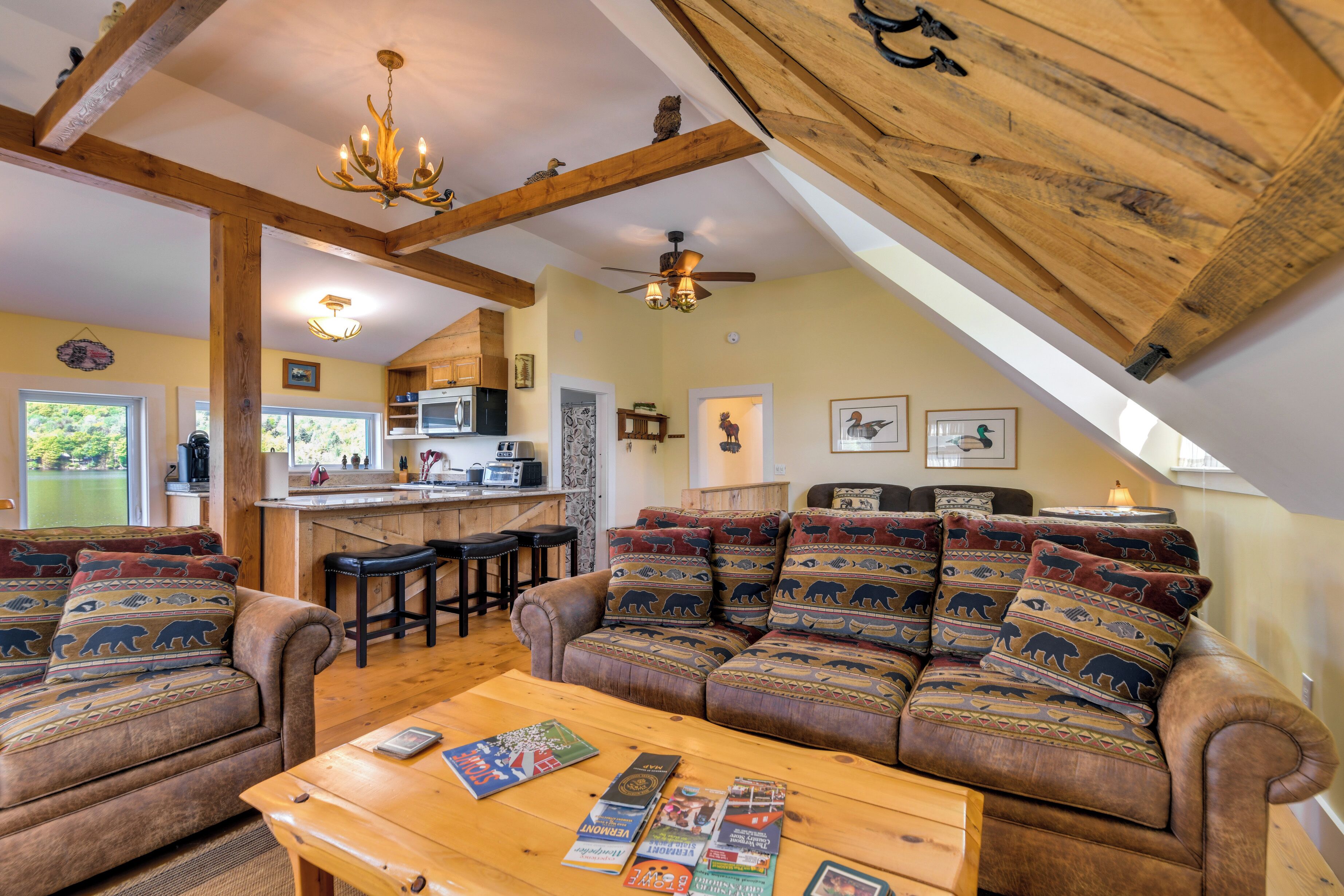 Waterfront Apartment: Beach & Fire Pit Access!