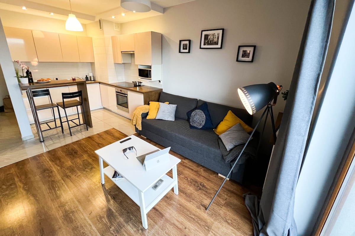Um apartamento moderno com cozinha, sala de jantar e sala de estar.