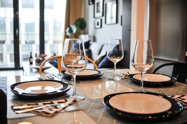 Deluxe-Apartment, 1 Schlafzimmer | 1 Schlafzimmer, Bügeleisen/Bügelbrett, kostenloses WLAN, Bettwäsche