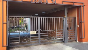 A gated entrance with a sign reading "RAWLA 34". - 3D Szlak Apartament (Kraków)