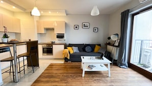 A modern apartment with a kitchen, dining area, and living room. - 3D Szlak Apartament (Kraków)