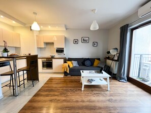Apartamento conforto, 1 quarto | Área de estar | TV de tela plana
