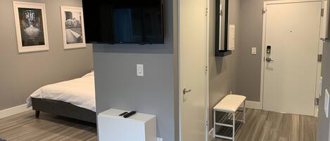 1 habitación, tabla de planchar con plancha y cuna de viaje