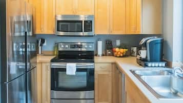 Geladeira, micro-ondas, fogão, cooktop