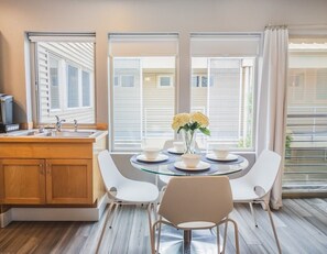 Dining - Modern studio in the heart of the city (Seattle)