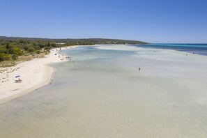 Beach nearby, sun loungers - Dunsborough Cottage in Peron Ave (Dunsborough)