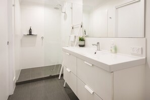 Douche, sèche-cheveux, serviettes fournies, savon