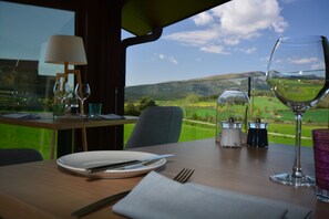 Petit déjeuner, déjeuner et dîner servis sur place, vue sur la piscine