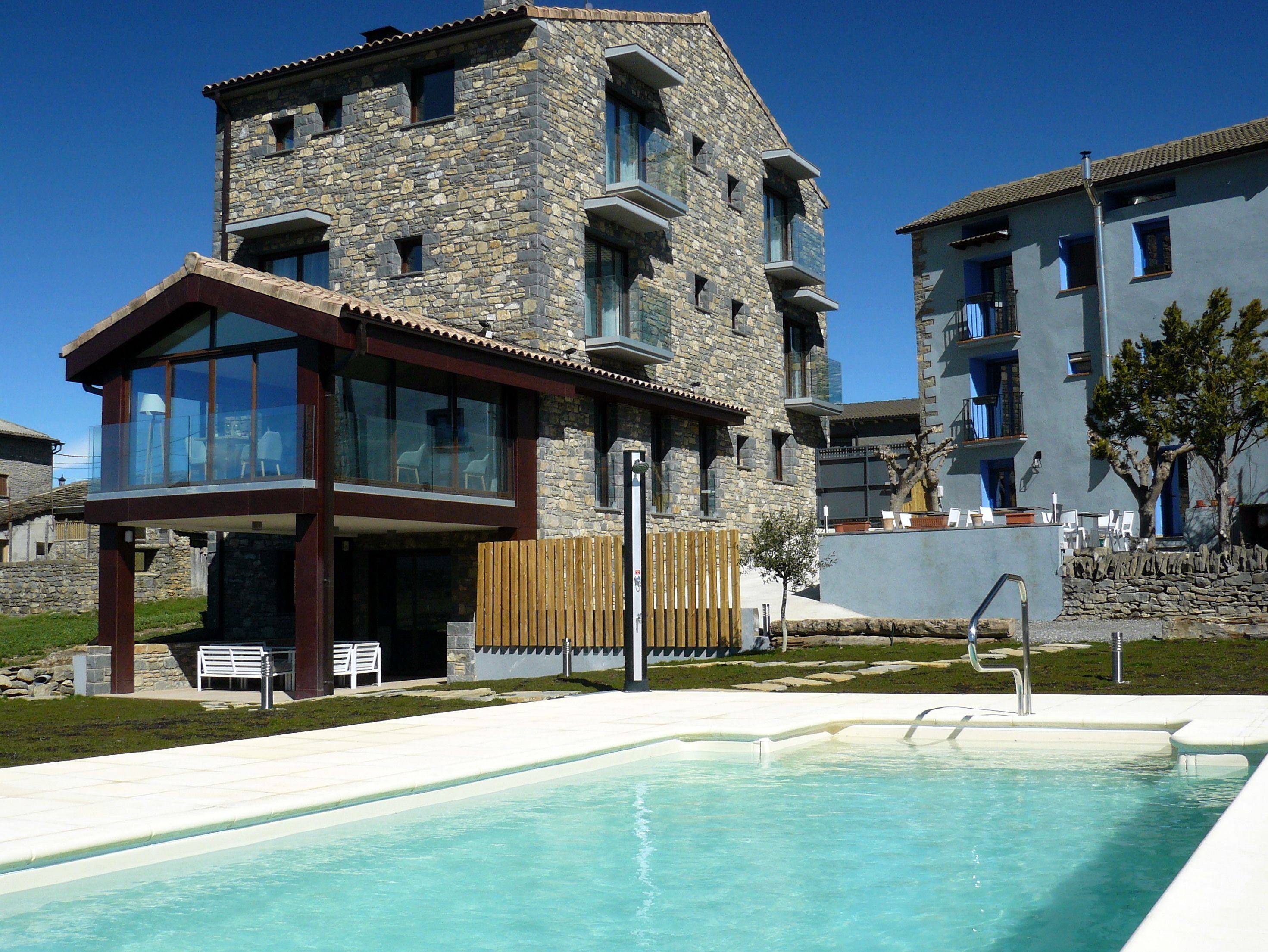 Een seizoensgebonden buitenzwembad