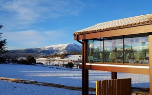 Petit déjeuner, déjeuner et dîner servis sur place, vue sur la piscine