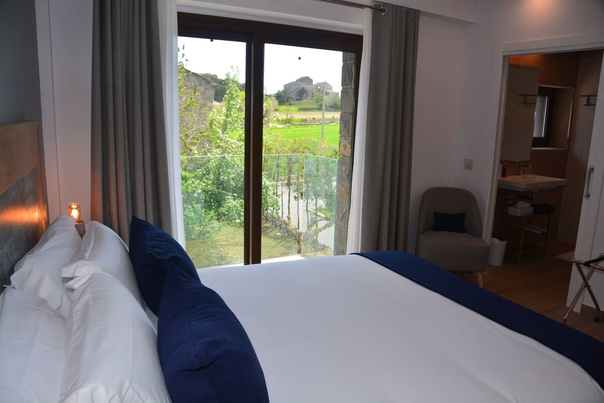 Tweepersoonskamer | Luxe beddengoed, pillowtop-bedden, een minibar, een bureau