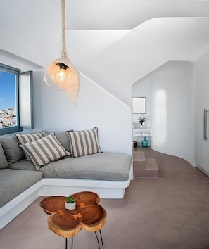 Superior Suite, plunge pool | Oppholdsområde | Flatskjerm-TV