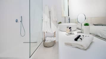 Junior Suite, plunge pool | Bathroom | Shower, free toiletries, hair dryer, bathrobes