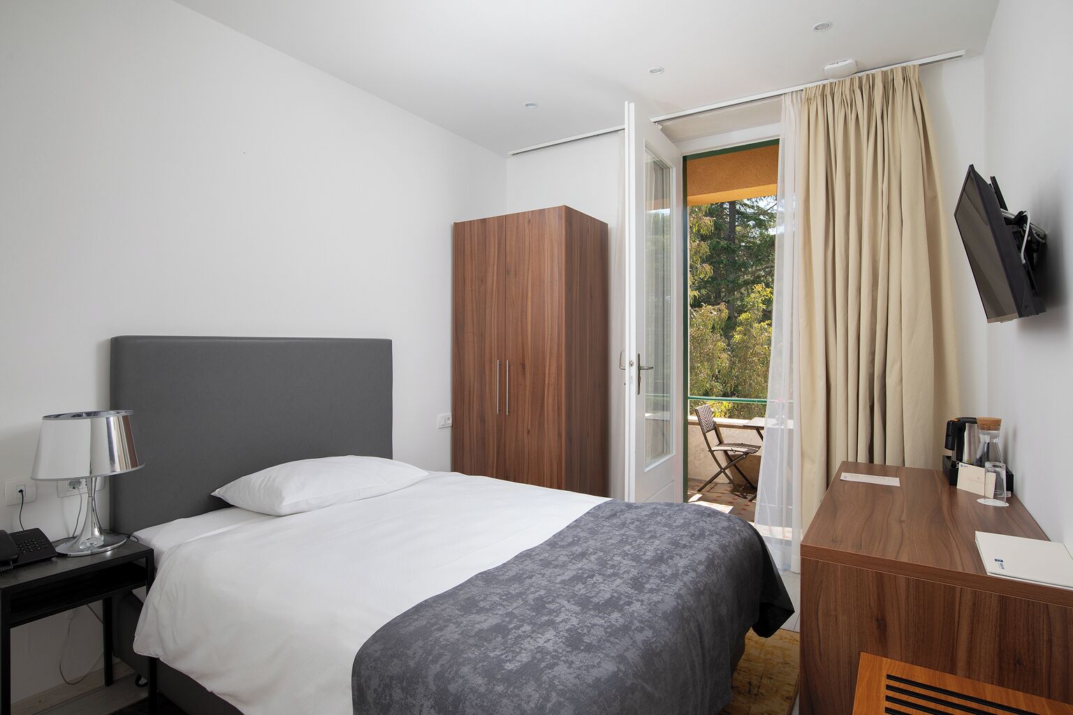 Single Room, Balcony, Park View | 1 bedroom, minibar, in-room safe, desk