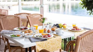 Free daily continental breakfast