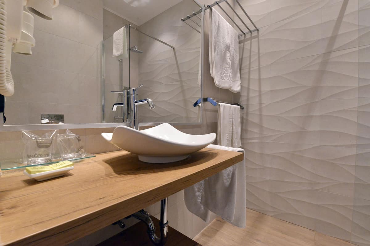 superior double or twin room, balcony, sea view | bathroom | hair dryer, towels, soap, toilet paper