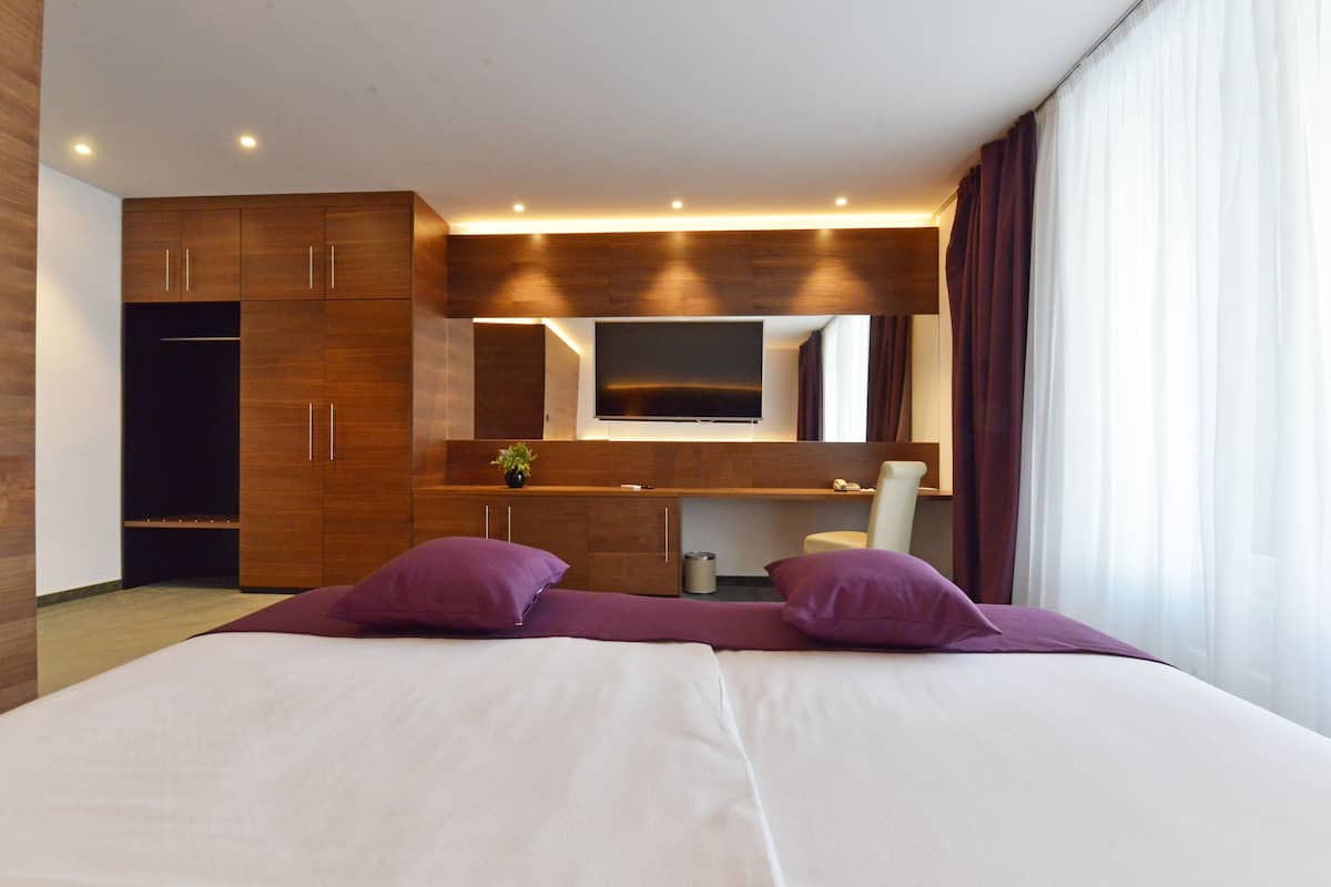 superior double or twin room, balcony, sea view | 1 bedroom, minibar, in-room safe, desk