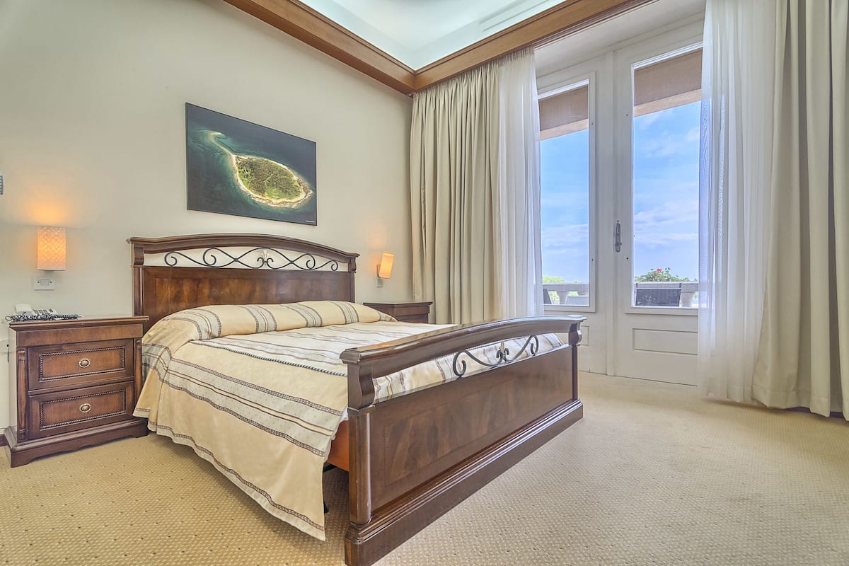 suite, balcony, sea view | 1 bedroom, minibar, in-room safe, desk