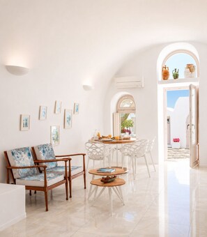 Villa, 3 Bedrooms, Sea View | Dining room