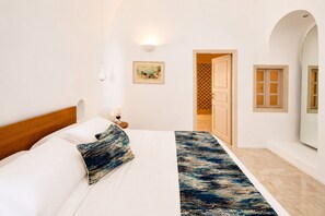3 bedrooms, in-room safe, soundproofing, iron/ironing board - Infinity Moments (Santorini)