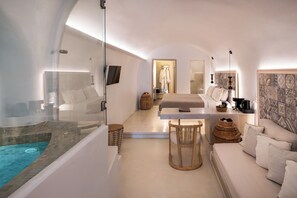 Cave Suite Indoor Hot Tub Shared Balcony | Egyptian cotton sheets, premium bedding, Tempur-Pedic beds, minibar