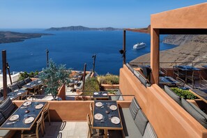 2 restaurants; breakfast, lunch, dinner, and brunch served